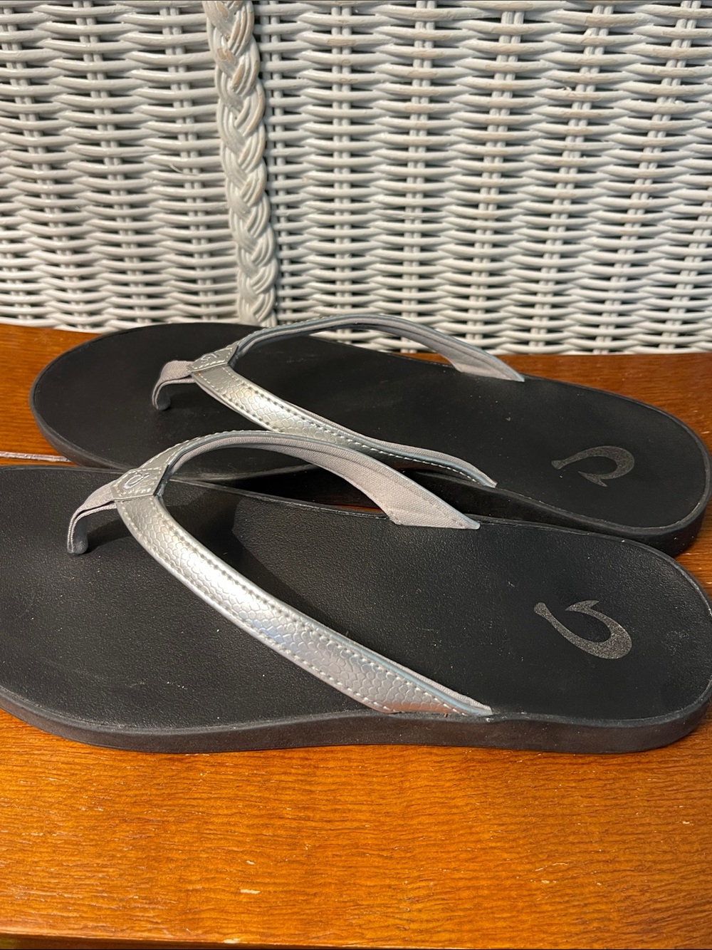 OluKai Pauwe Silver Metallic Thong Sandals Like New Size 8 - Picture 7 of 12